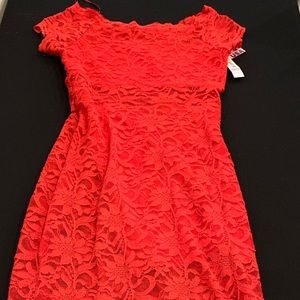 Vestido largo de encaje y cuello descubierto